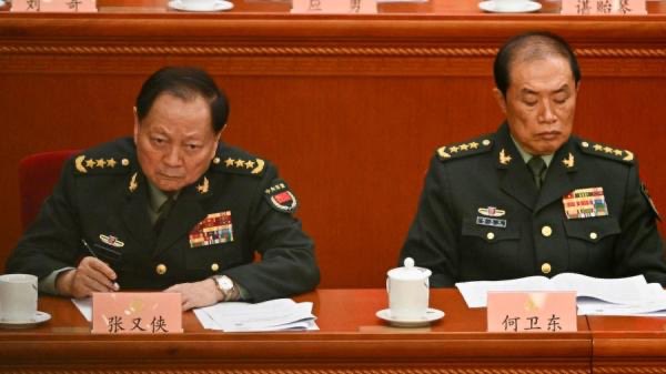 路網瘋傳中共軍委副主席張又俠(左)被捕，與前軍委副主席何衛東在監獄「會師」。 圖：翻攝自 @xzzzjpl X 帳號