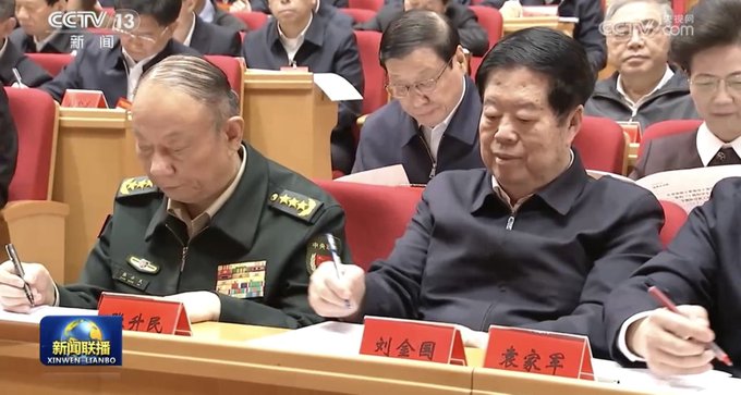唯一出席相關會議的軍方代表，是中央軍委兼副主席張升民。 圖：翻攝自 @CEOBriefing X 帳號