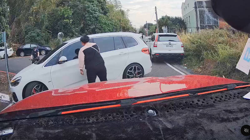 白色汽車違規逆向跨越雙黃線倒車搶停車位。 圖：翻攝自Threads@z0523520