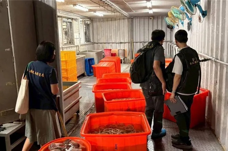 百威食品公司違法使用工業雙氧水漂白豬大腸。 圖：翻攝畫面