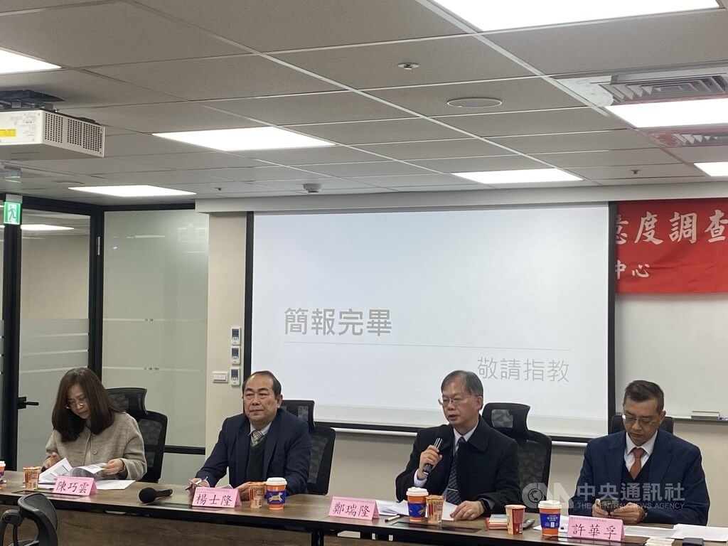國立中正大學犯罪研究中心21日舉行「民眾對警察維護治安工作滿意度調查發表會」，犯罪防治學系暨研究所特聘教授楊士隆（左2）、犯罪防治學系暨研究所教授兼教育學院長鄭瑞隆（右2）等人出席說明，調查結果顯示，逾86%民眾滿意住家和社區治安，78.72%滿意警察維護治安工作且創近5年新高。中央社記者黃麗芸攝　115年1月21日