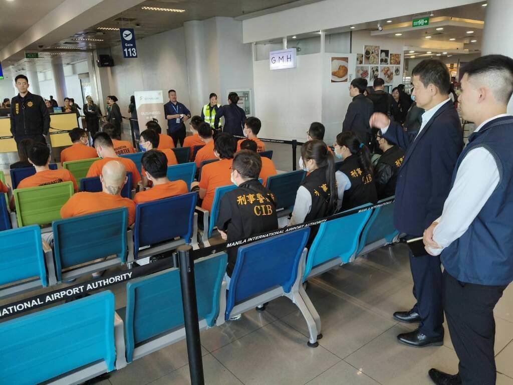 台菲攜手打擊跨國詐騙犯罪，21日從馬尼拉國際機場遣返17名涉嫌從事網路詐騙的台籍嫌犯。圖為駐菲代表處人員（右）到場監督遣送過程。（駐菲代表處提供）中央社記者林行健馬尼拉傳真　115年1月21日