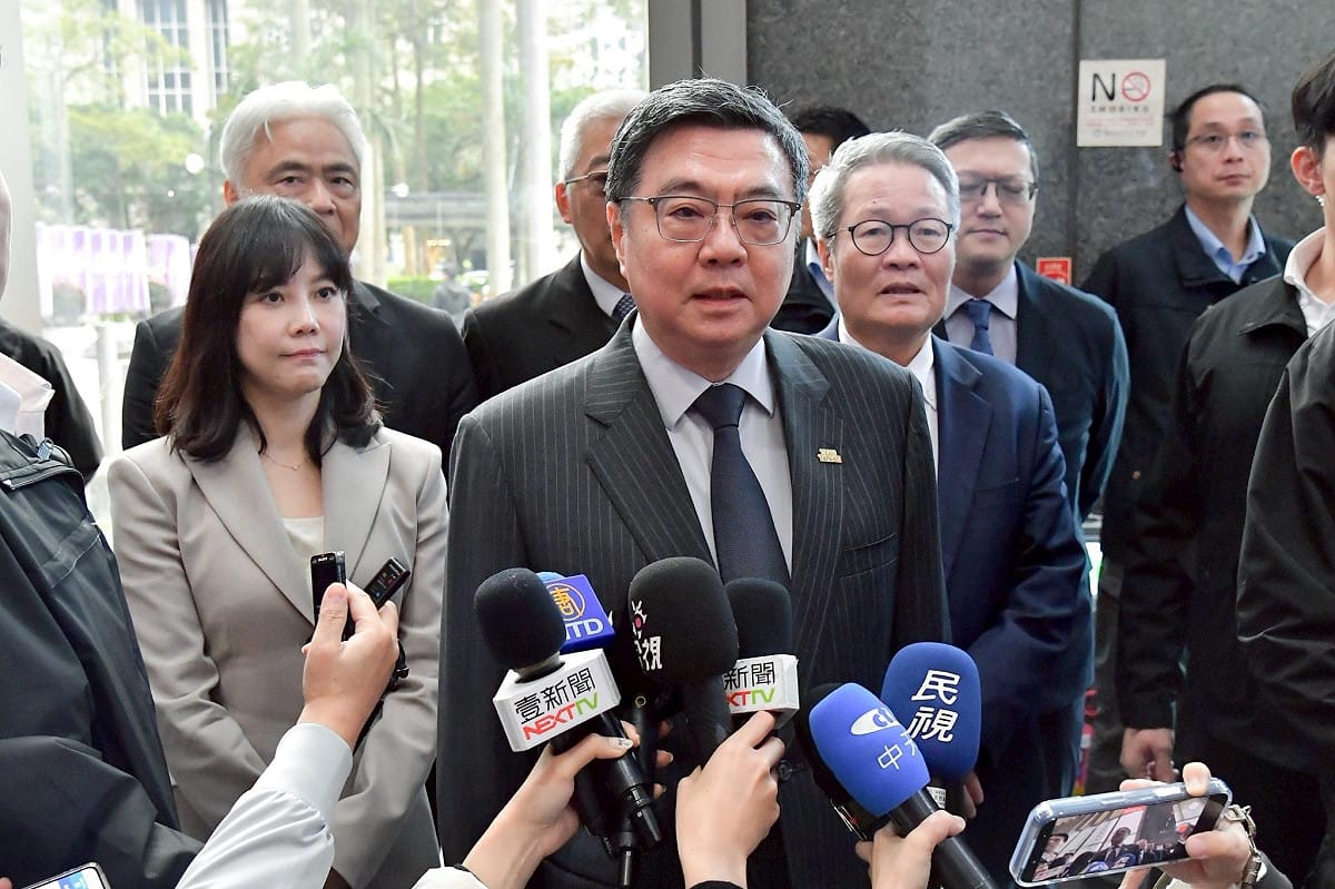 行政院長卓榮泰今（21）日強硬反擊，總預算不應該被分割，「哪一項是人民不需要的？」他還提出，與立法院進行直接辯論。 圖：行政院提供