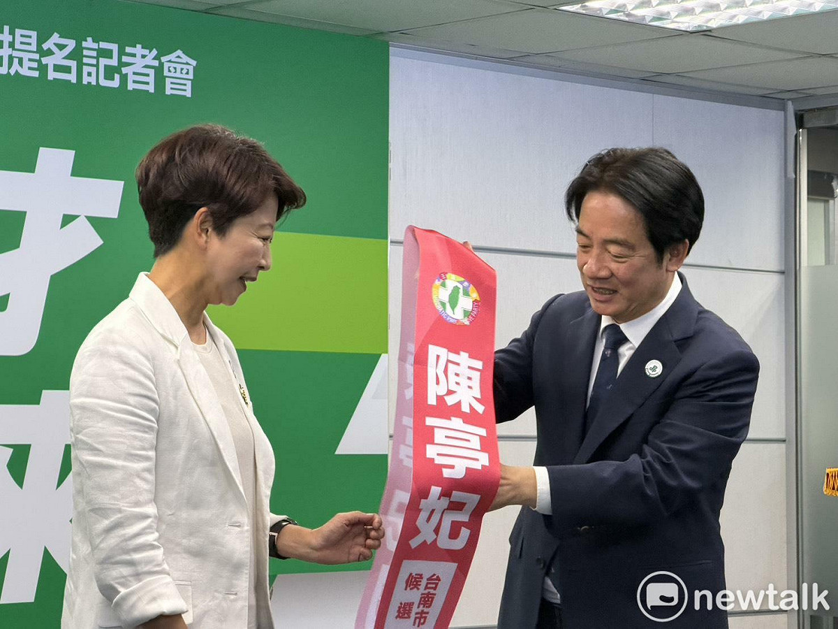 賴清德親自為陳亭妃繫上競選背帶，全程微笑，並跟陳說加油。 圖：高逸帆/攝