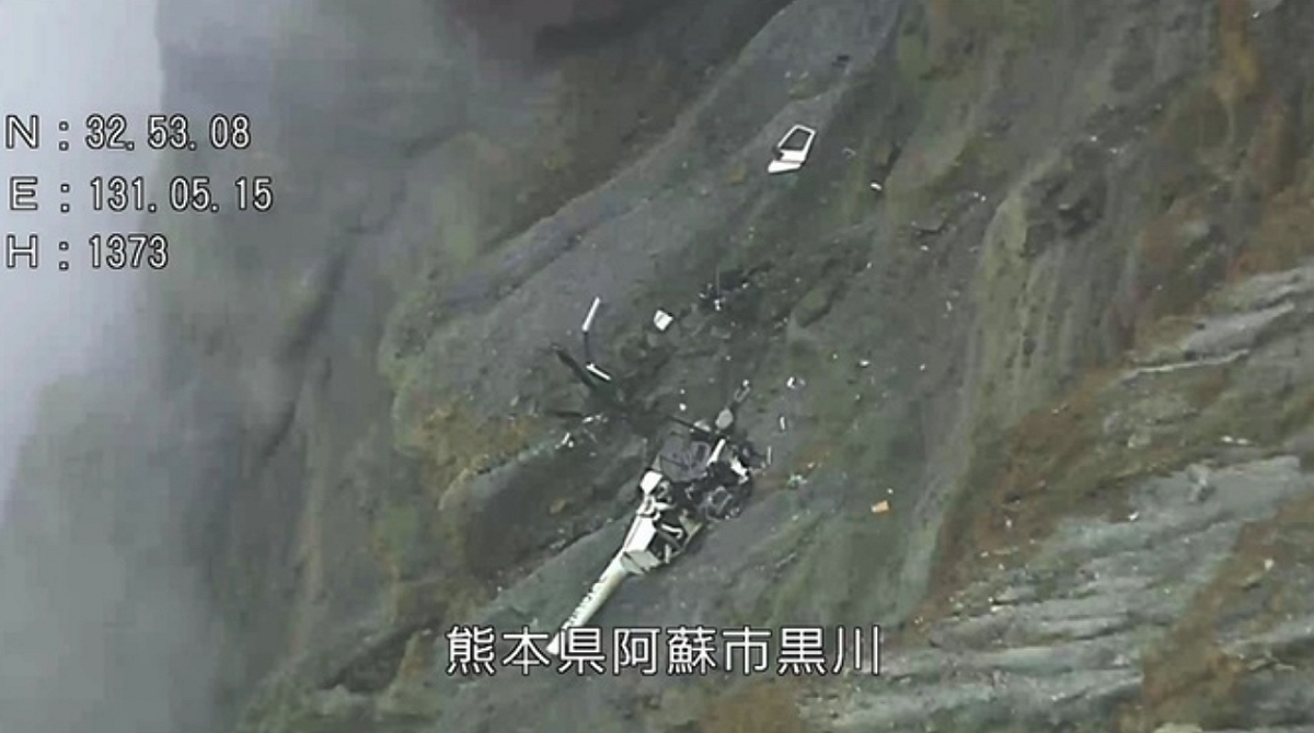 日本熊本縣阿蘇火山20日上午發生一起觀光直升機墜毀意外，機上2名台灣旅客和1名日籍飛行員都下落不明，救難人員已證實飛機墜落火山口內。 圖：熊本縣警／提供