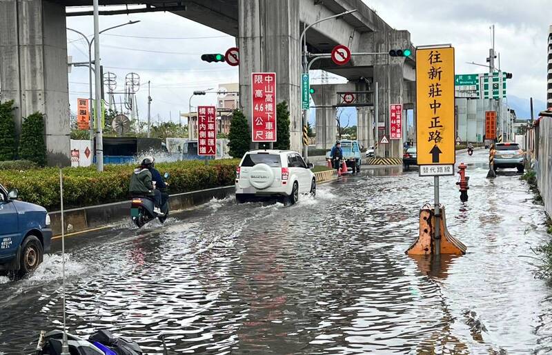 新北市泰山區新北大道五段今日下午變成小溪。 圖：翻攝畫面