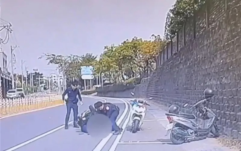 台南汪姓男子吸毒趴臥機車上，警方逮捕時還襲警咬人。 圖：民眾提供