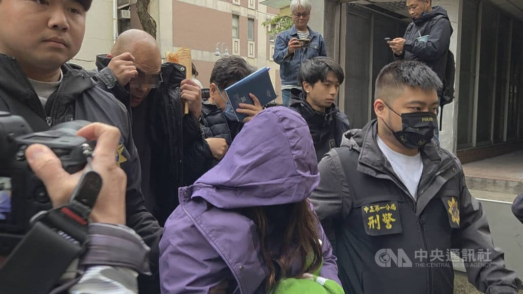 檢警偵辦知名餐飲公司涉助詐團洗錢案，北檢再度指揮警方執行第2波搜索行動，拘提何姓等8名被告到案說明，其中2人20日已到案，其餘6名被告則於21日移送北檢複訊。中央社記者謝君臨攝　115年1月21日