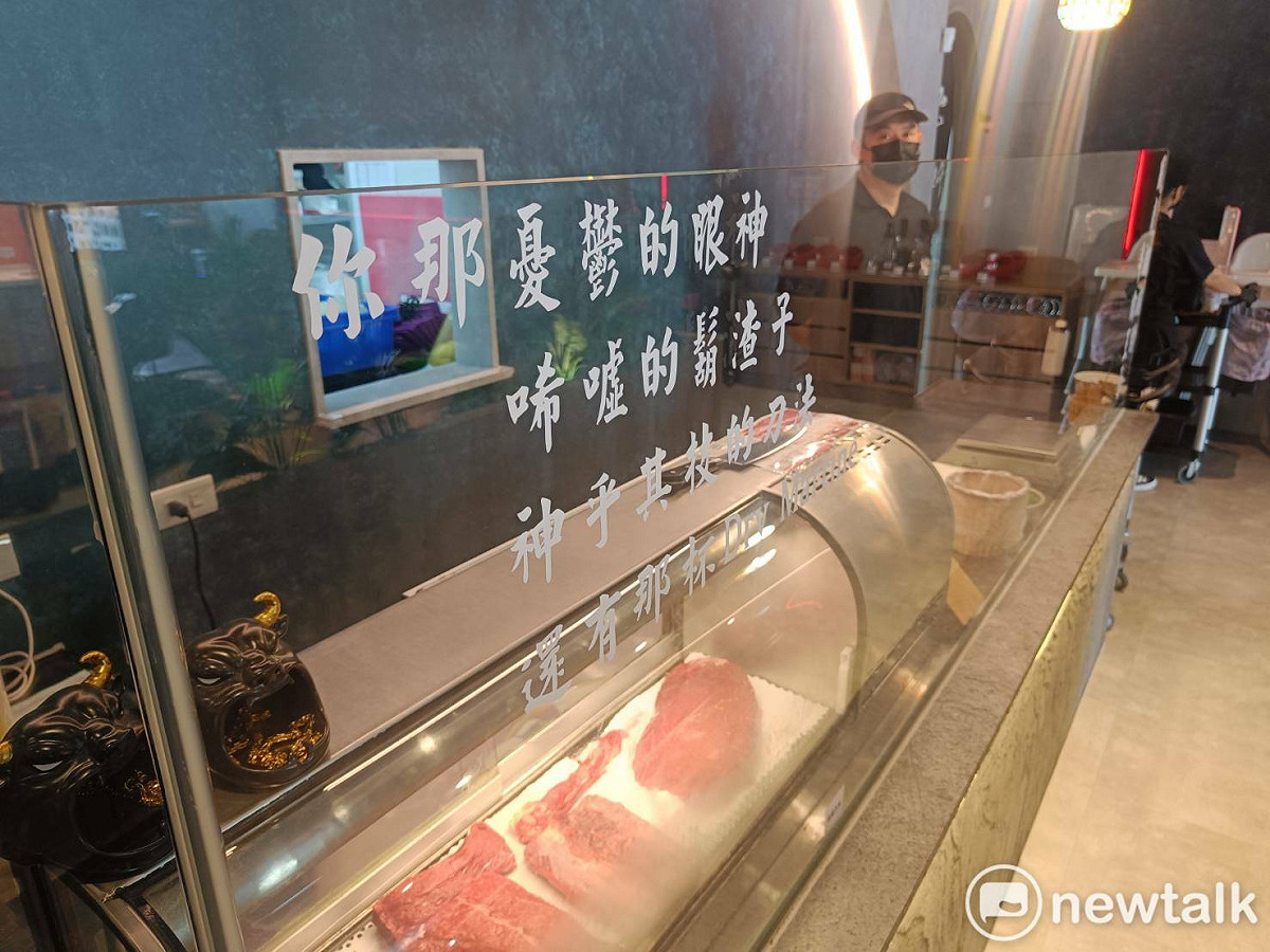 林育文在店內設計上巧妙運用淺顯易懂的詞句，讓消費者有不同的體悟。  圖：唐復年/攝