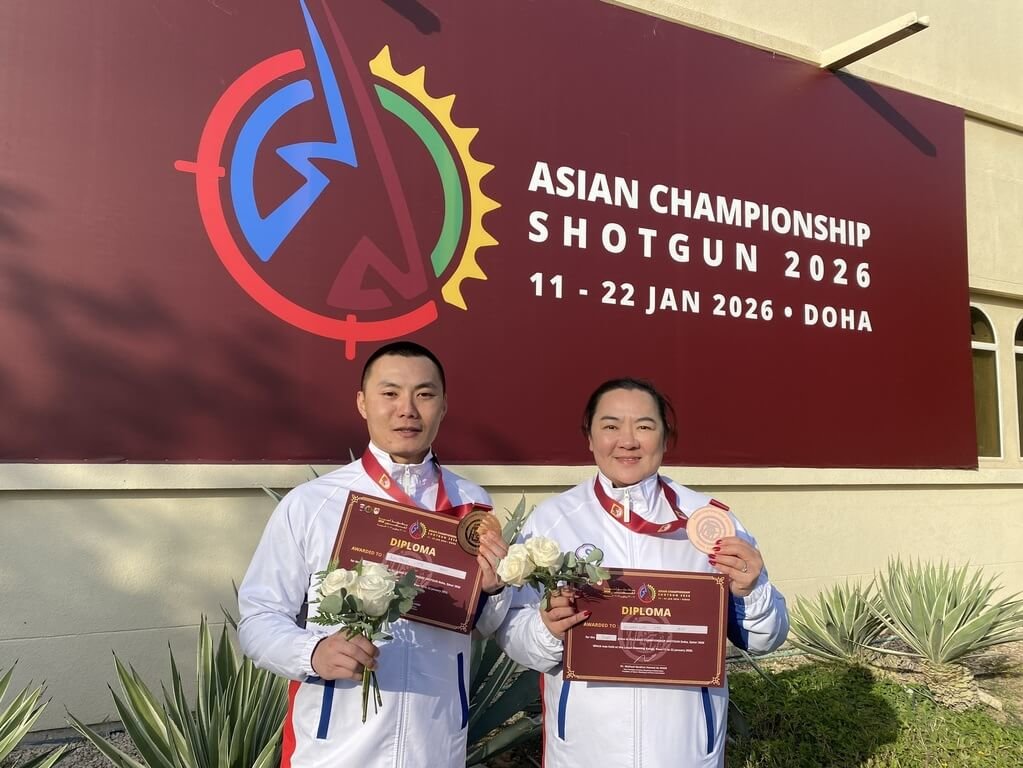 在卡達杜哈舉行的2026亞洲飛靶射擊錦標賽21日進行最後一天賽程，台灣好手陳貴鵬（左）搭檔林怡君（右）在不定向飛靶混雙賽事拿下銅牌。（中華民國射擊協會提供）中央社記者黎建忠傳真　115年1月21日