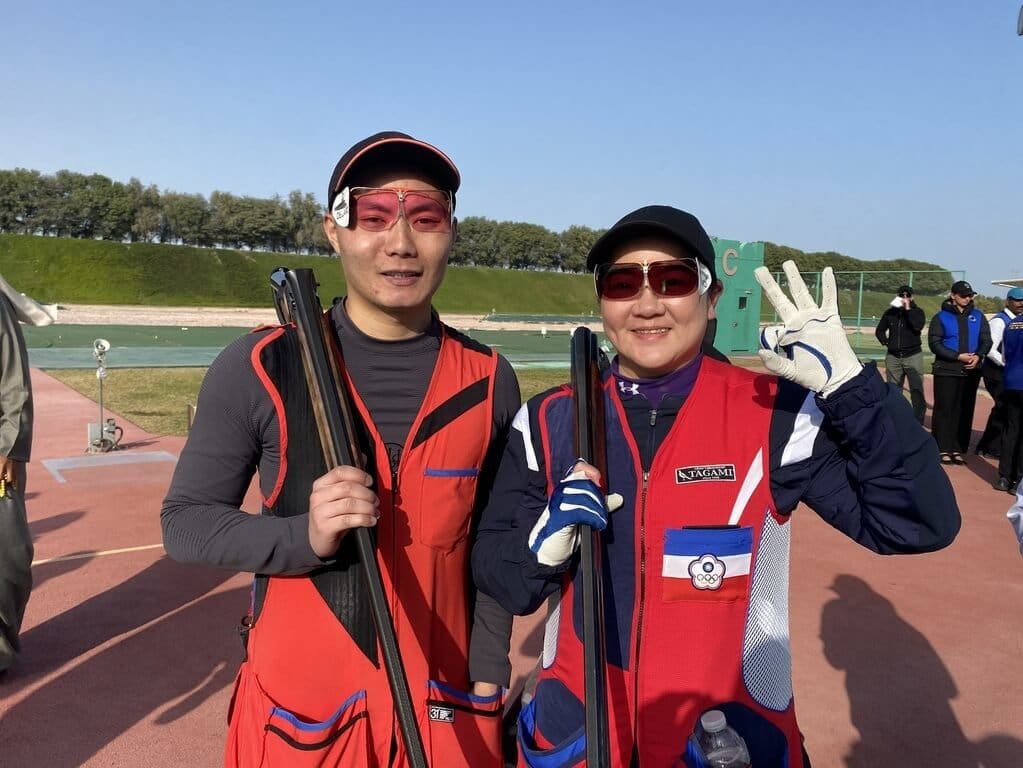 台灣射擊運動好手陳貴鵬（左）、林怡君（右）21日在2026亞洲飛靶射擊錦標賽搭檔出擊，於不定向飛靶混雙決賽以總分19分摘銅。（中華民國射擊協會提供）中央社記者黎建忠傳真　115年1月21日