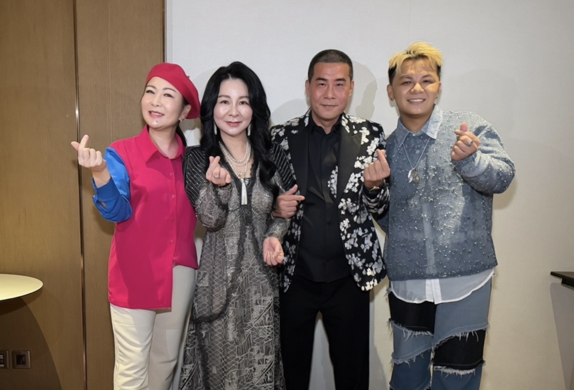 洪若萍(左二)、謝丰益(右二)與張秀卿(左一)、曾瑋中(右一)在後台相見歡。 圖：沐華國際美容/提供