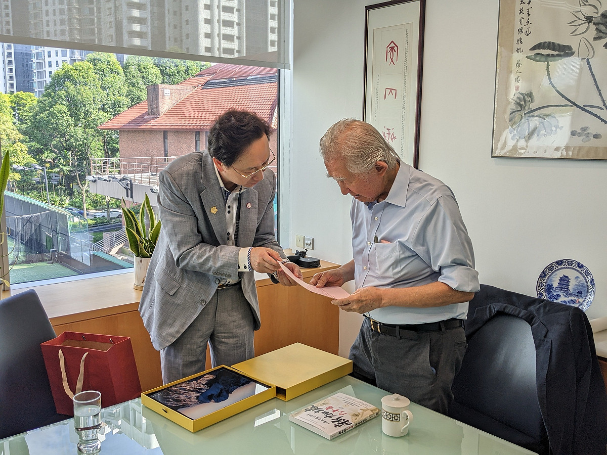 童振源（右）年前往新加坡Morrow設計事務所訪問劉太格（左）。 圖：童振源提供