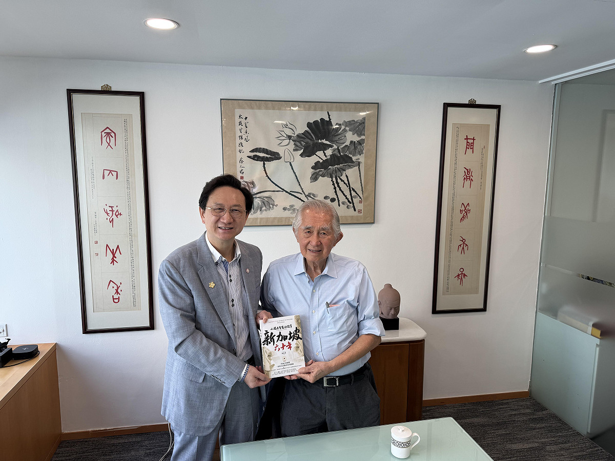 童振源（右）年前往新加坡Morrow設計事務所訪問劉太格（左）。 圖：童振源提供