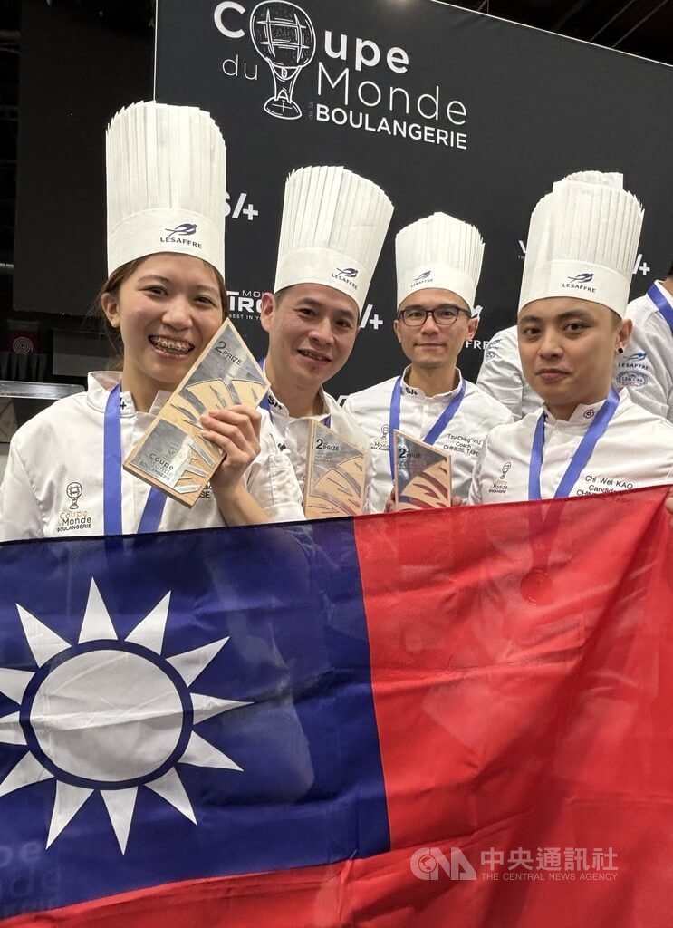 台灣麵包師傅張世彬（左2）、彭心柔（左1）、高淇崴（右1）在教練武子靖（右2）帶領下，參加世界盃麵包大賽，於21日抱回亞軍。中央社記者曾依璇巴黎攝　115年1月22日 圖：中央社提供