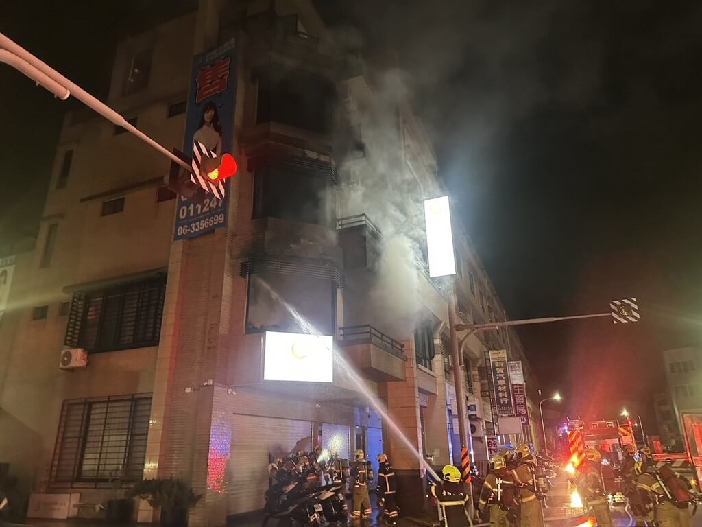 台南市東區一棟出租住宅22日凌晨發生火警，消防局出動大批人車前往灌救。（台南市消防局提供）中央社記者張榮祥台南傳真　115年1月22日
