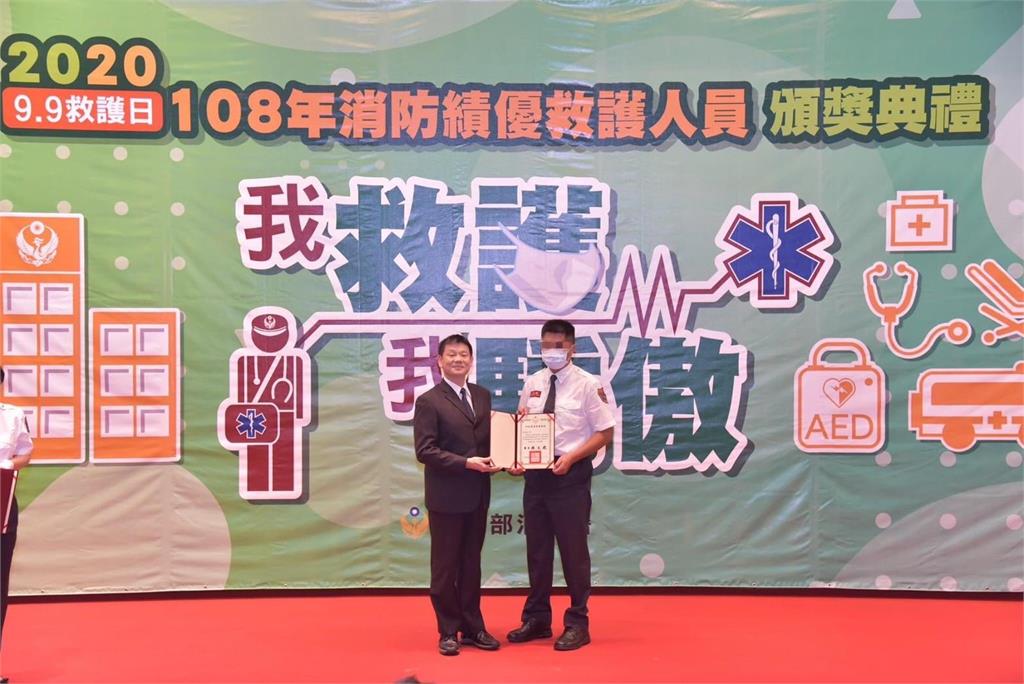 基隆仁愛分隊小隊長詹能傑（右）不幸殉職，基隆市長謝國樑與基隆市議長童子瑋在社群上表示哀悼 圖：翻攝自臉書基隆市消防局-角落消火伴