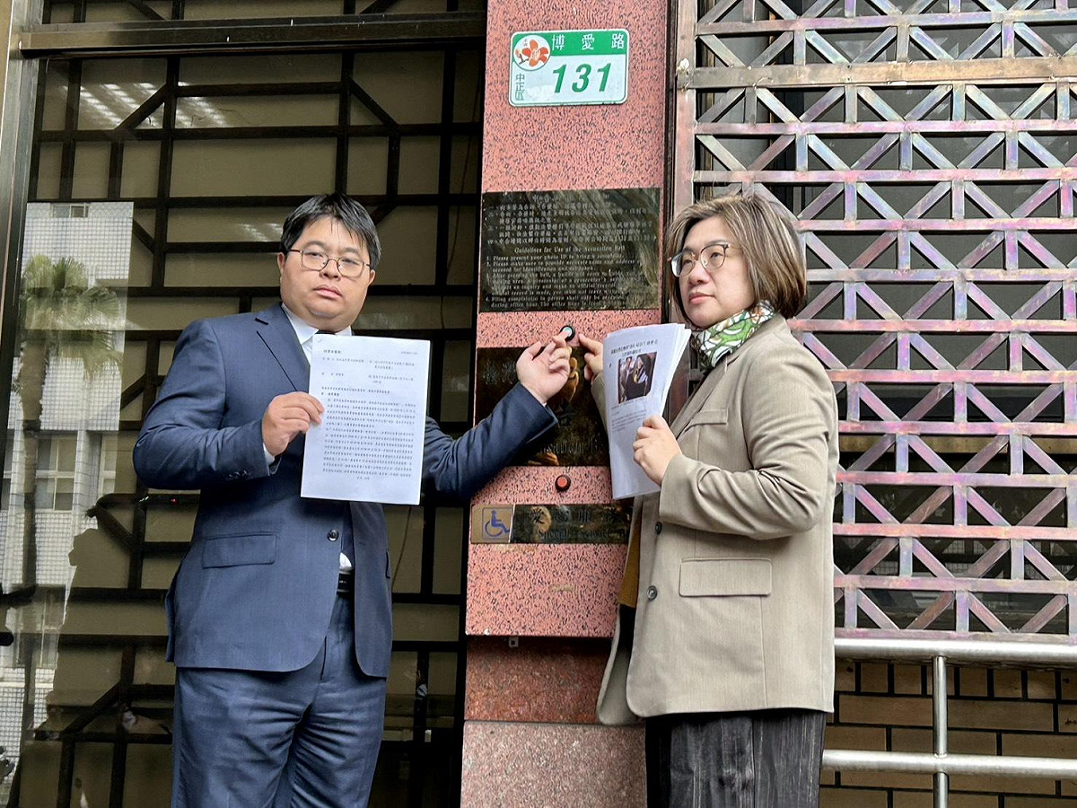民進黨團書記長陳培瑜（右）與律師黃帝穎（左）。 圖：民進黨團 / 提供