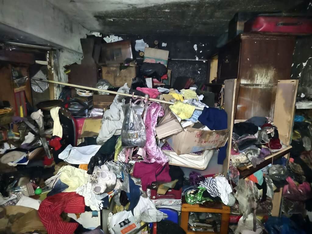 基隆市樂利三街「台北生活家」大型社區一棟6層樓的2樓民宅，21日深夜發生火警，現場堆滿雜物。消防局仁愛分隊小隊長詹能傑在火場救人時，將面罩給予受困者，但疑因吸入過量濃煙，英勇殉職。1名女住戶被救出時也宣告不治。（基隆市消防局提供）中央社記者沈如峰基隆傳真 115年1月22日