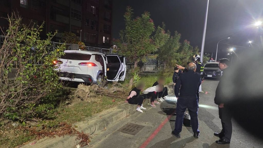 20歲熊姓男子與劉姓友人因債務糾紛，雙方21日晚間相約高雄市左營區談判未果，兩部車輛展開追逐，劉男駕駛車輛疑遭熊男開車擦撞，隨後在緯九路與路旁小貨車發生碰撞後再自撞路樹。（高雄市警察局左營分局提供）中央社記者張已亷傳真　115年1月22日