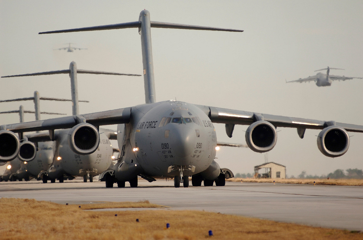 近 5 天內，至少 29 架 C-17 運輸機及 12 架以上空中加油機進入中東，主要降落在卡達與約旦。 圖：翻攝自 X MonitorX