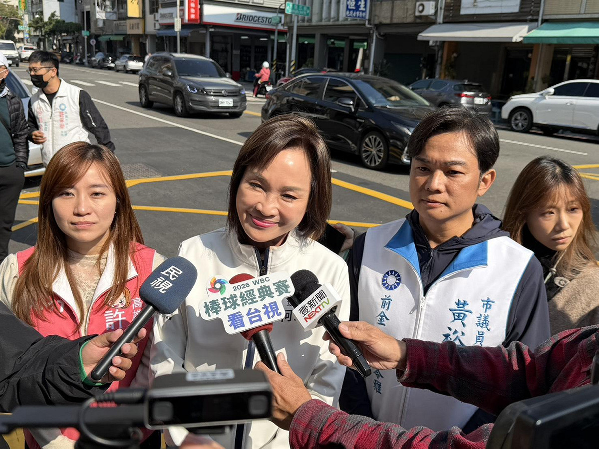 柯志恩(左二)受訪表示，尊重所有民調結果，照自己的腳步與議員共同配合，贏得最後的勝利。 圖：國民黨高雄市黨部/提供