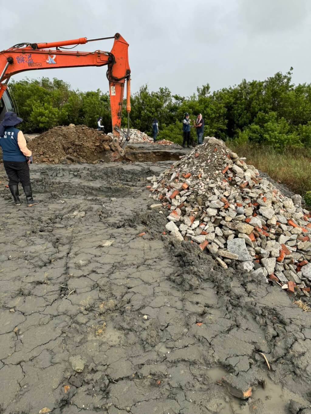 台南市8個行政區遭棄置、掩埋營建事業廢棄物，面積約40個足球場，台南地檢署22日偵結起訴主嫌許姓夫婦和營建包商、運輸司機、土地提供者、挖土機司機等人及27家公司。（台南地檢署提供）中央社記者張榮祥台南傳真　115年1月22日