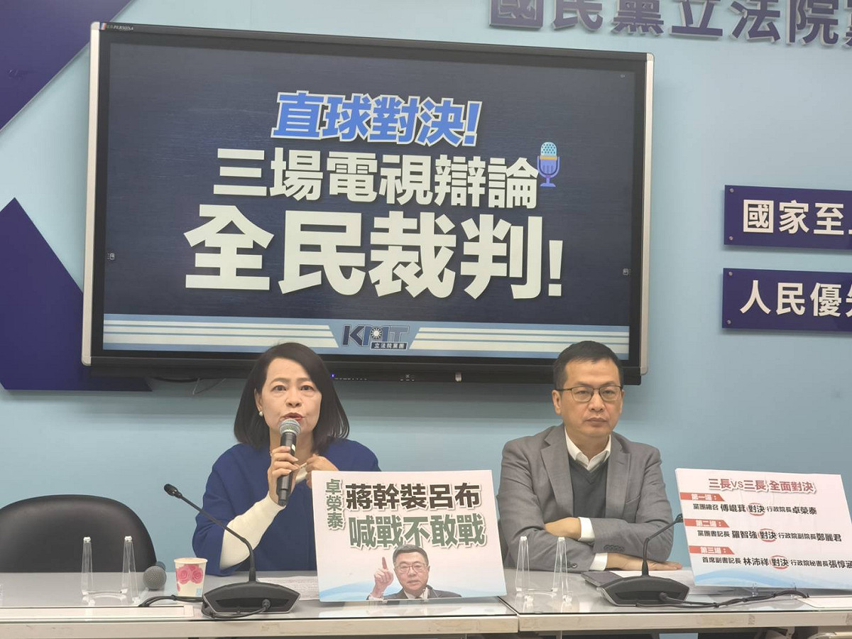 國民黨立委許宇甄說明雲林陳姓夫婦遭滯留阿布達比事件，並請藍綠立委協助的狀況。 圖：國民黨團/提供
