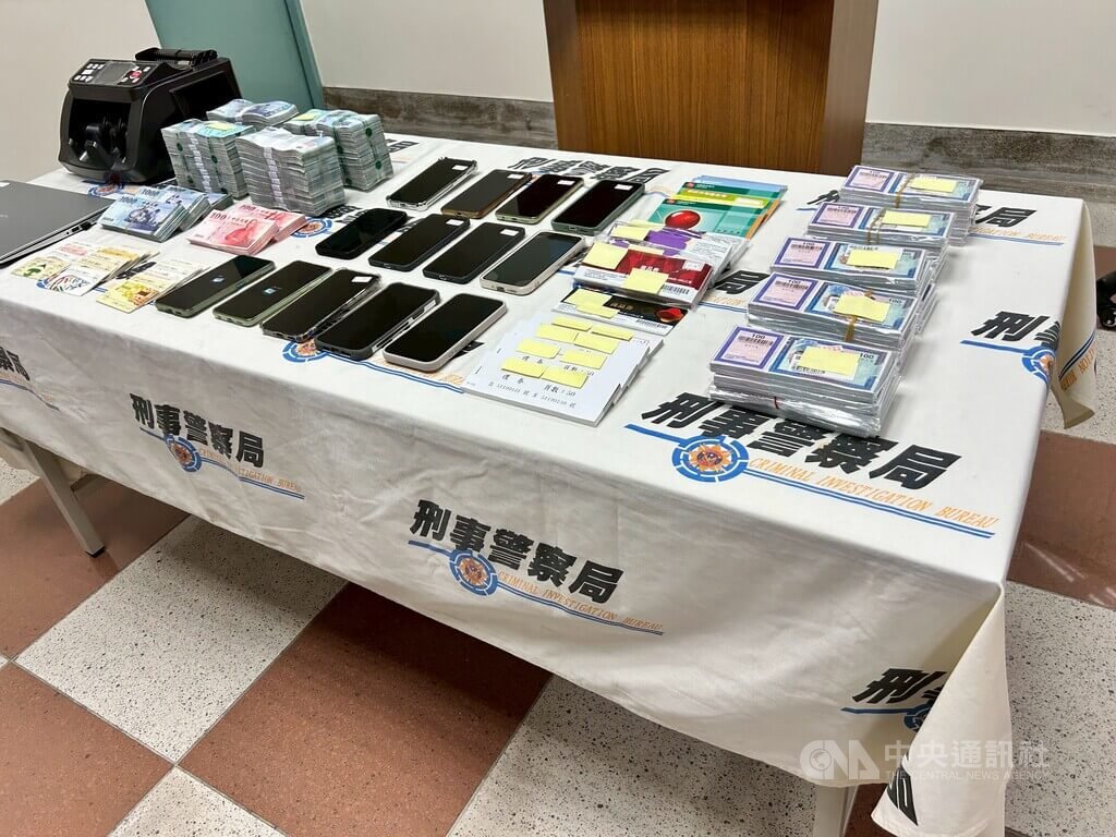 黃姓男子涉嫌與詐騙集團勾結，供被害人刷卡投資餐券換現金，使被害人取得現金後又投入假投資平台，刑事局中部打擊犯罪中心等單位循線逮捕涉案的黃男等人，並查扣現金、餐券等證物。（翻攝照片）中央社記者蘇木春傳真　115年1月22日