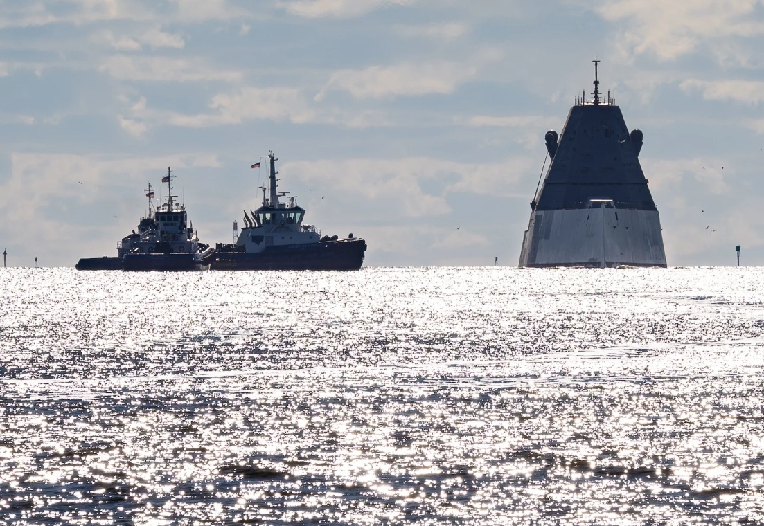 美國海軍「朱瓦特號（USS Zumwalt DDG-1000）」驅逐艦近日完成自2023年以來首次出航，象徵該艦完成導彈改裝工程，轉型為配備高超音速導彈的「藍水打擊平台」。 圖：翻攝HII英格爾斯造船廠官網