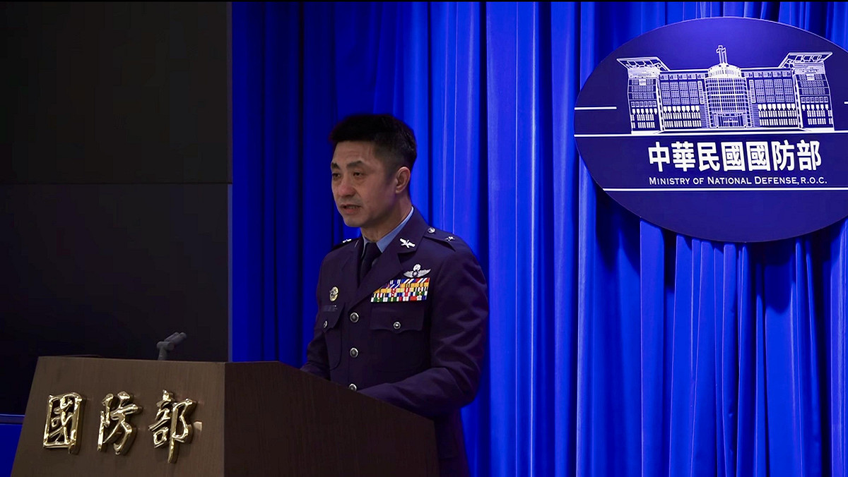 針對失聯F-16V戰機的黑盒子打撈作業規劃，空軍司令部督察長江義誠表示，已完成黑盒子精準定位，並掌握位置跟深度，但受限國內打撈能力的限制，所以已尋求國外打撈公司的支援。 圖：翻攝國防部發言人YT