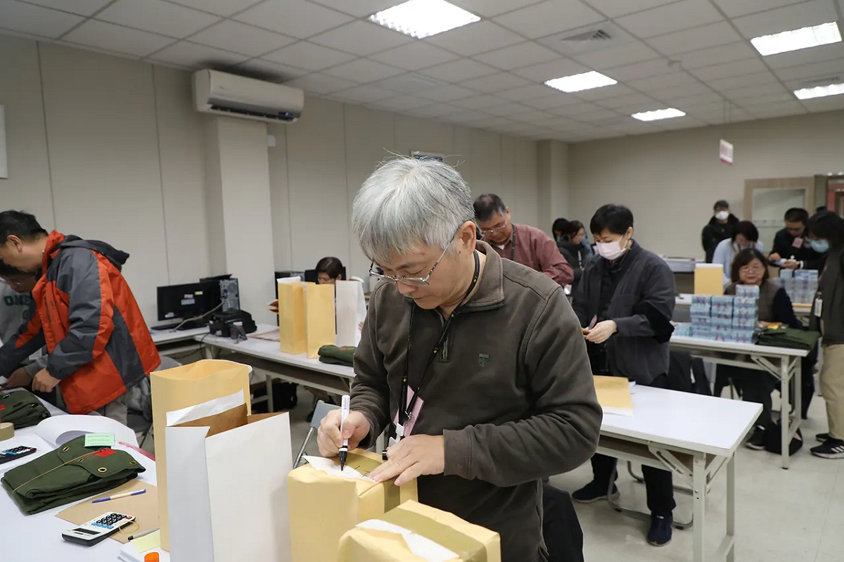 台銀嘉義分行準備好現金，相關工作人員進行清點交付。 嘉市府提供