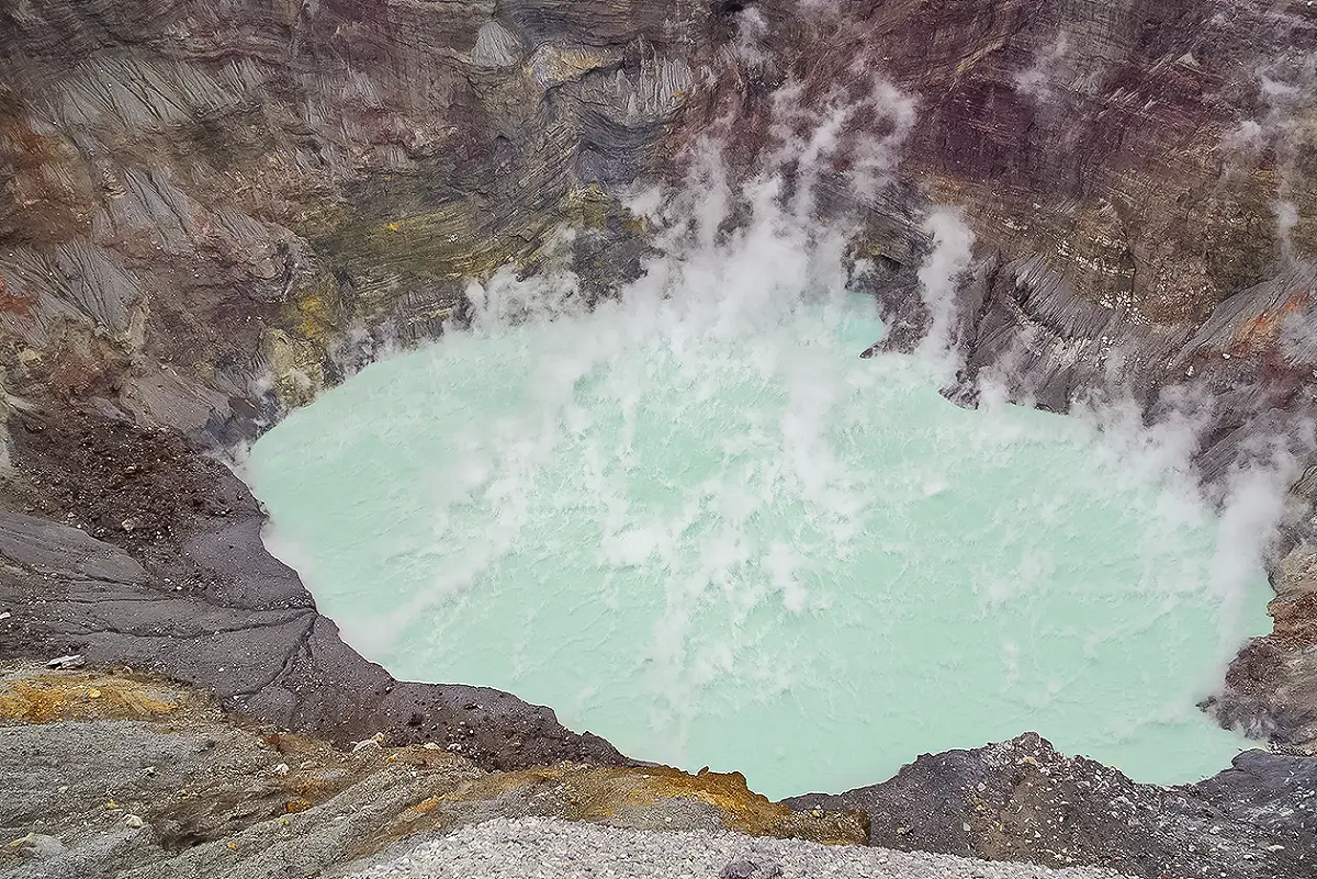 日本熊本縣阿蘇火山1月20日發生直升機墜機意外，造成2名台灣遊客與1名64歲日籍機師不幸罹難。 圖：翻攝自「阿蘇火山火口規制情報」(資料照)