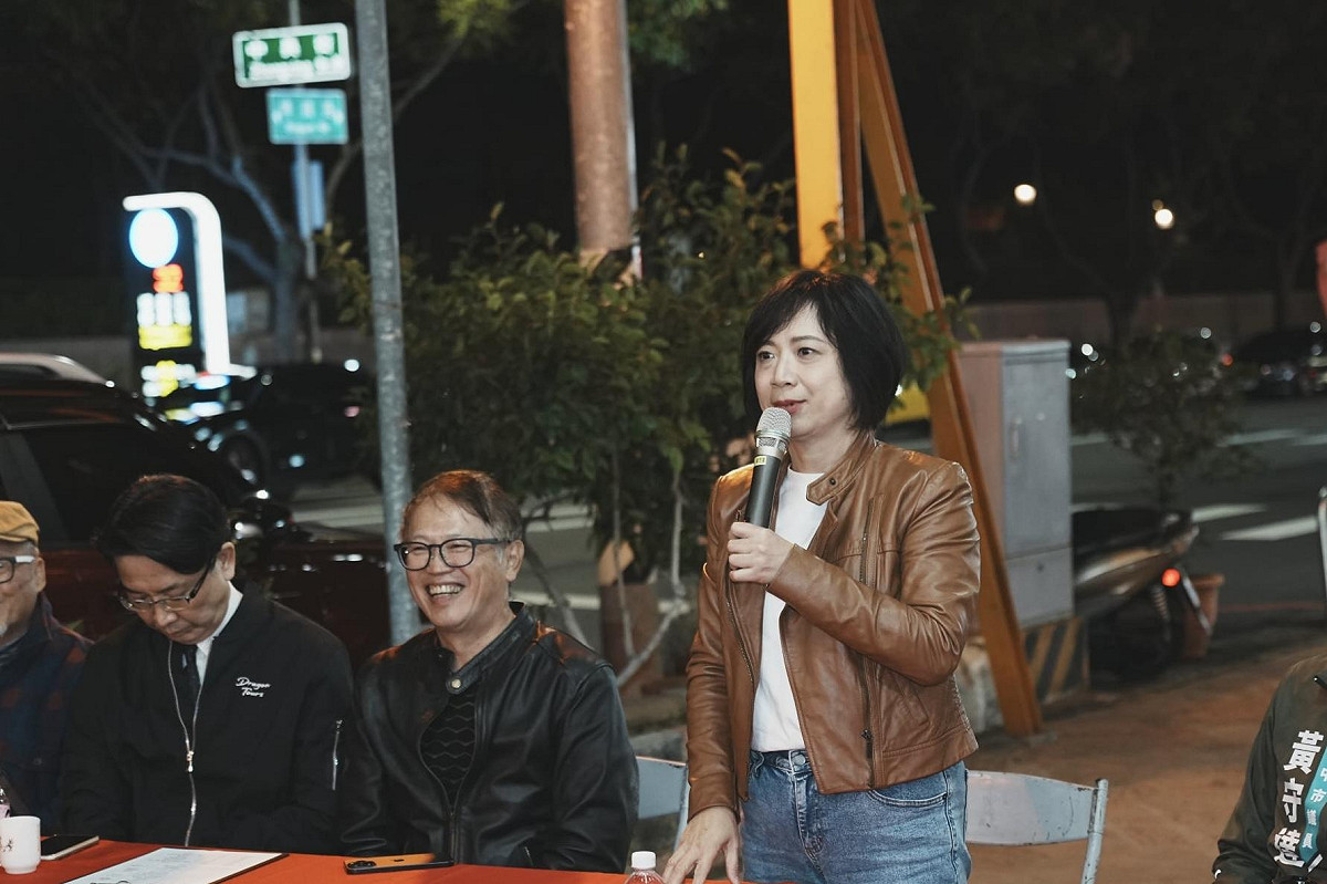 何欣純參加市議員黃守達舉辦的座談會，當中指出財劃法修正通過，台中可獲得的補助大增，正是需要一位有新思維、新作法的市長，才能真正解決這幾年市政停滯、難以突破的問題。 圖：黃守達服務處／提供
