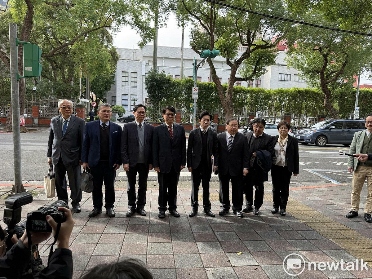 行政院秘書長張惇涵今（23）天上午偕同中選會被提名人拜會立法院民進黨團和民眾黨團。 圖：周煊惠/攝