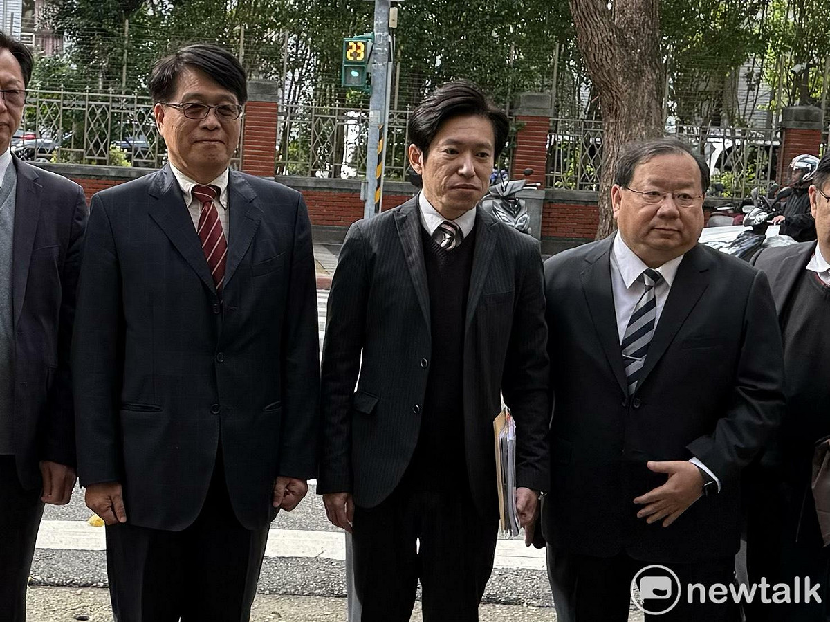 行政院秘書長張惇涵今（23）天偕同中選會被提名人拜會立法院民進黨團、民眾黨團和國民黨團，爭取支持。 圖：周煊惠/攝
