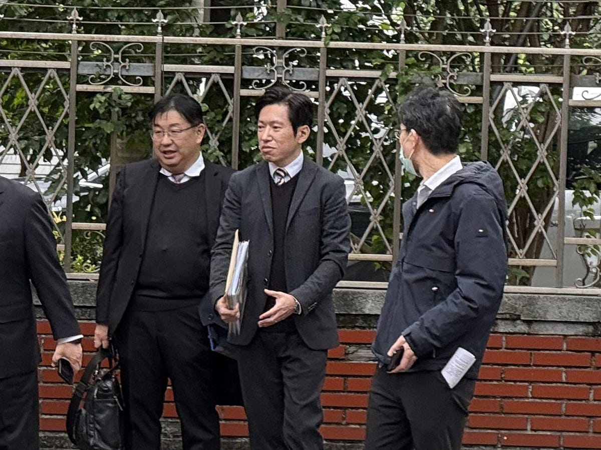 行政院秘書長張惇涵今（23）天偕同中選會被提名人拜會立法院民進黨團前受訪。 圖：周煊惠/攝