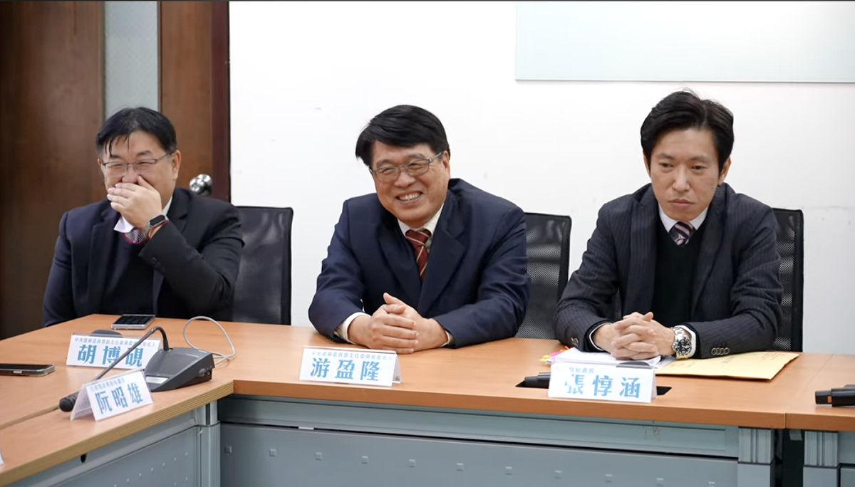 行政院秘書長張惇涵（右）、中選會主委被提名人游盈隆（中）、中選會副主委被提名人胡博硯（左）。 圖：民眾黨團 / 提供