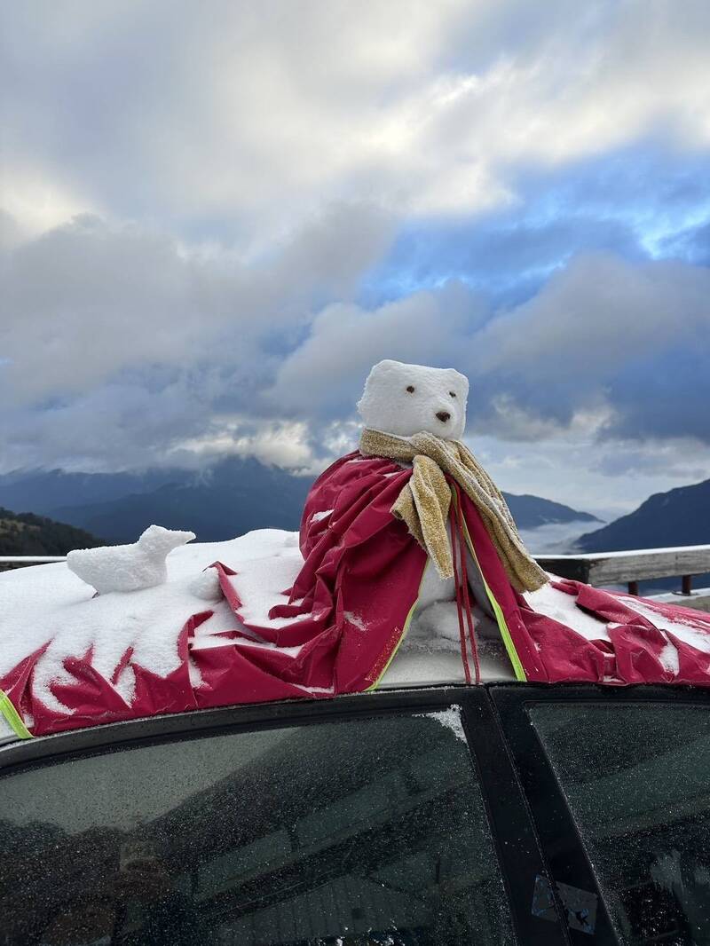 合歡山雖然沒下雪，但從昨晚7時就開始下冰霰，大地被染上10公分厚的冰霜，吸引大批遊客上山，還有遊客堆紅披風的「雪熊」，相當可愛。 圖：林保署南投分署／提供