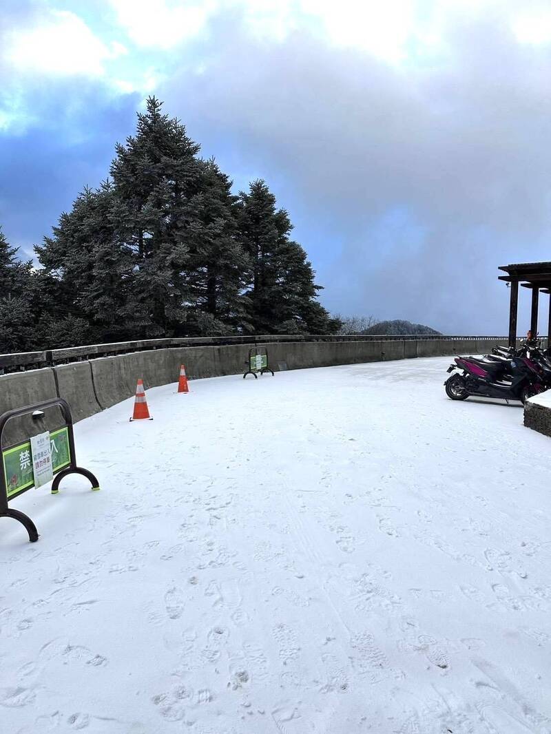 合歡山昨晚7時左右開始下冰霰，經一夜的累積，今天一早昆陽、武嶺、松雪樓等地，即呈現雪白的冰雪世界。 圖：林保署南投分署／提供