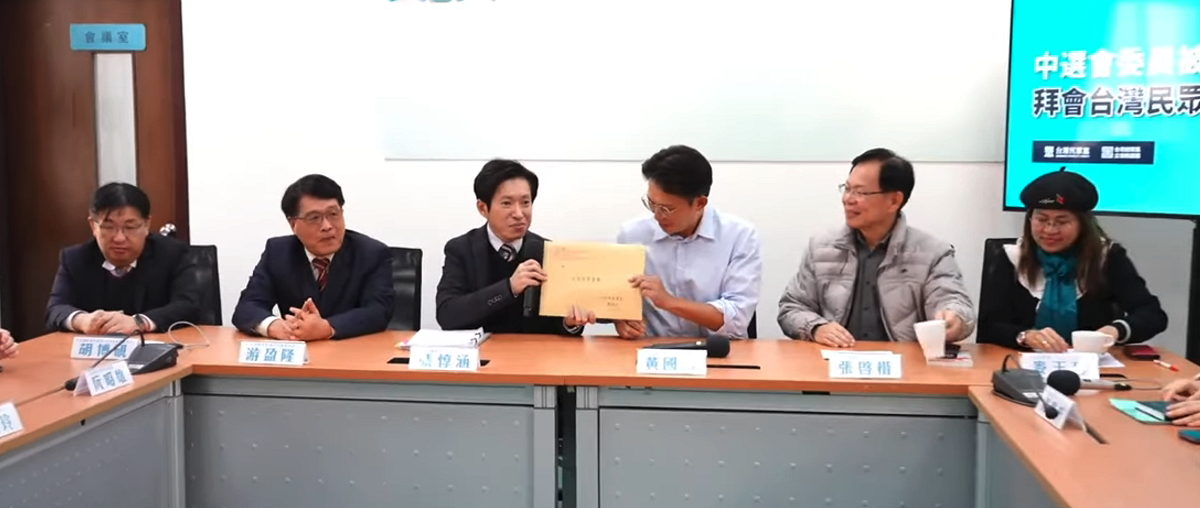 行政院秘書長張惇涵要把報告送給民眾黨團時，就突然表示，「真的是報告，那也請黃國昌總召跟主席放心，它不是密件，可以帶出去看！」 圖：翻攝自民眾之聲