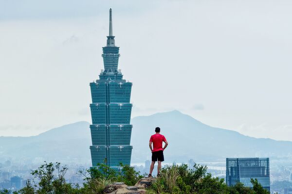 美國傳奇攀岩家霍諾德，將於明(24)日挑戰無裝備「赤手獨攀」台北101，引起外界關注。 圖：Netflix／提供