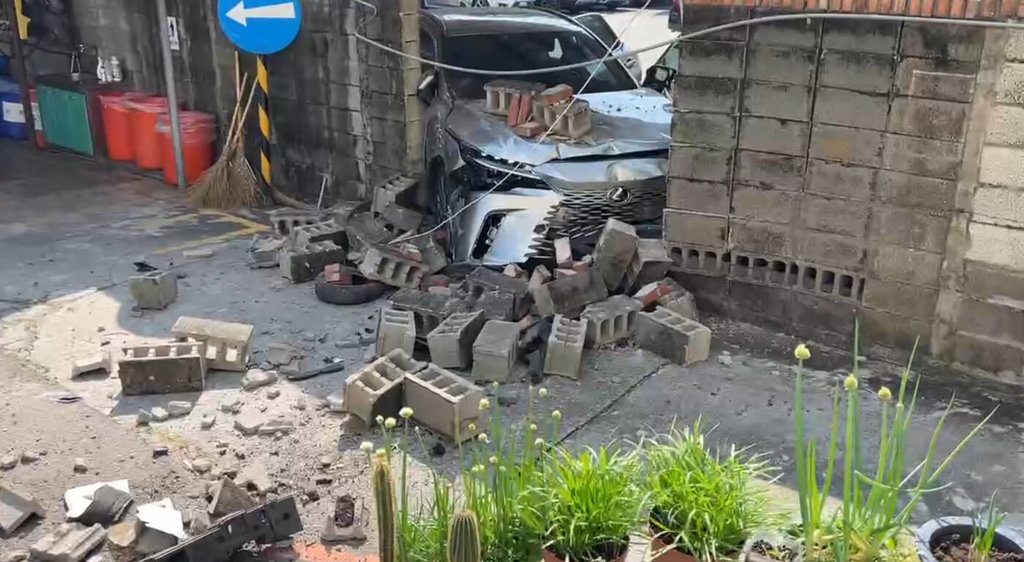 台中市西屯區大隆路23日發生自小客車追撞車禍，國民黨台中市黨部停車場大門圍牆遭撞破。（民眾提供）中央社記者趙麗妍傳真　115年1月23日