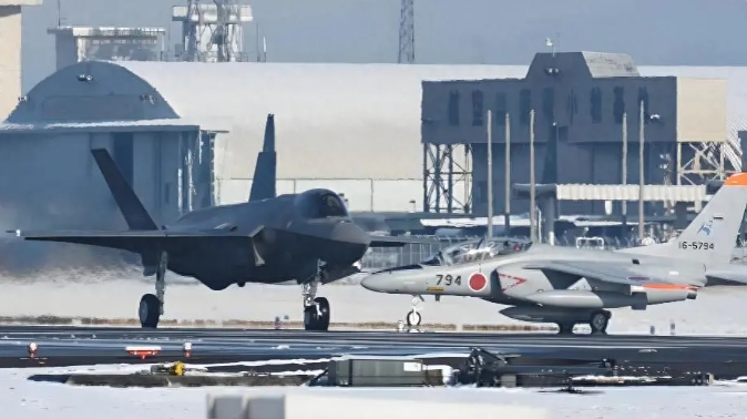 日本自衛隊的F-35和F-15戰機。 圖 : 翻攝自矚望雲霄