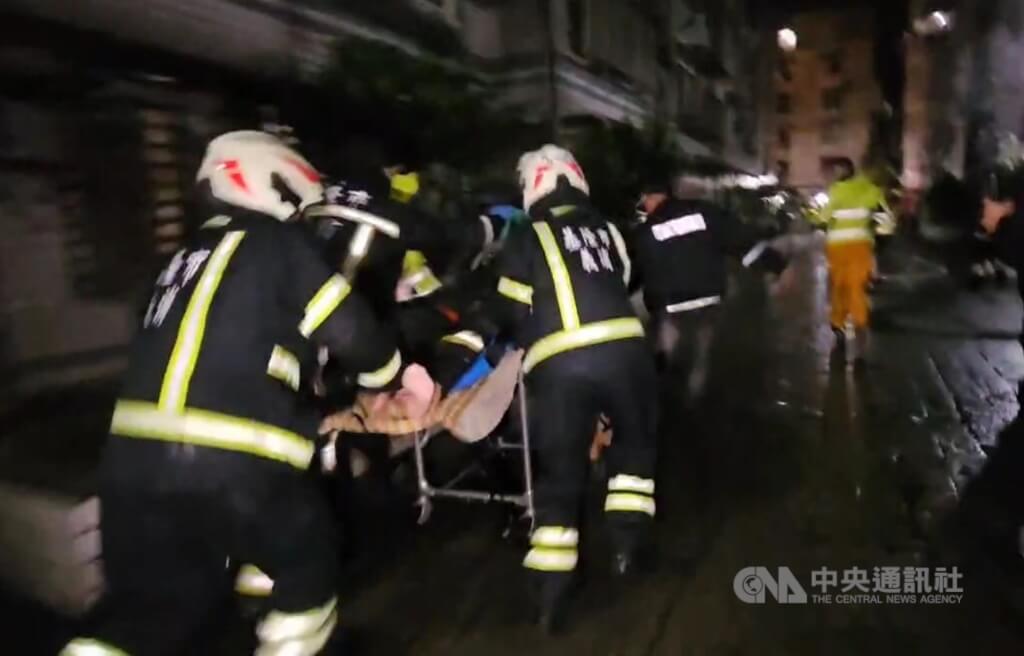 基隆市消防局小隊長詹能傑在樂利三街民宅火警搜救時不幸殉職。圖為詹能傑被救出後緊急送醫。（翻攝照片）中央社記者王鴻國傳真 115年1月22日