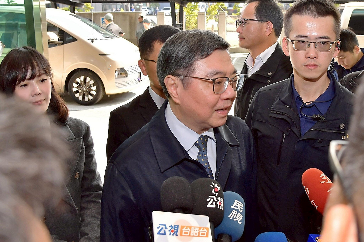 行政院長卓榮泰今（23）天南下參訪錸恩帕斯科技公司前受訪。 圖： 行政院提供
