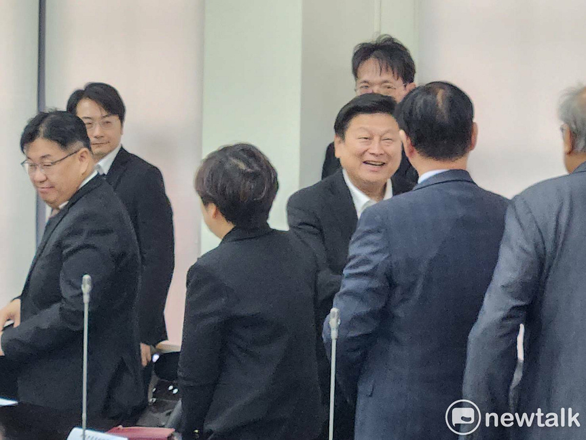 國民黨團總召傅崐萁與來拜會的中選會委員被提名人逐一致意。 圖：黃建豪／攝