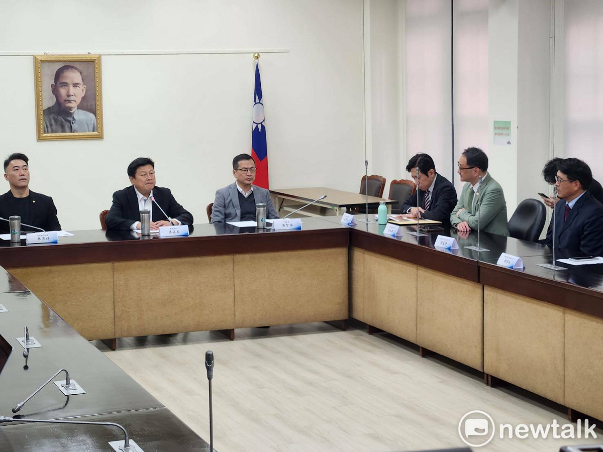 行政院秘書長張惇涵率中央選舉委員會委員被提名人拜會國民黨團。 圖：黃建豪／攝