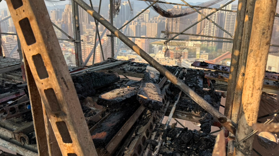 高雄市鼓山區華榮路一處新建中的30樓集合住宅，於今日凌晨發生火警。 圖：高雄市政府工務局/提供
