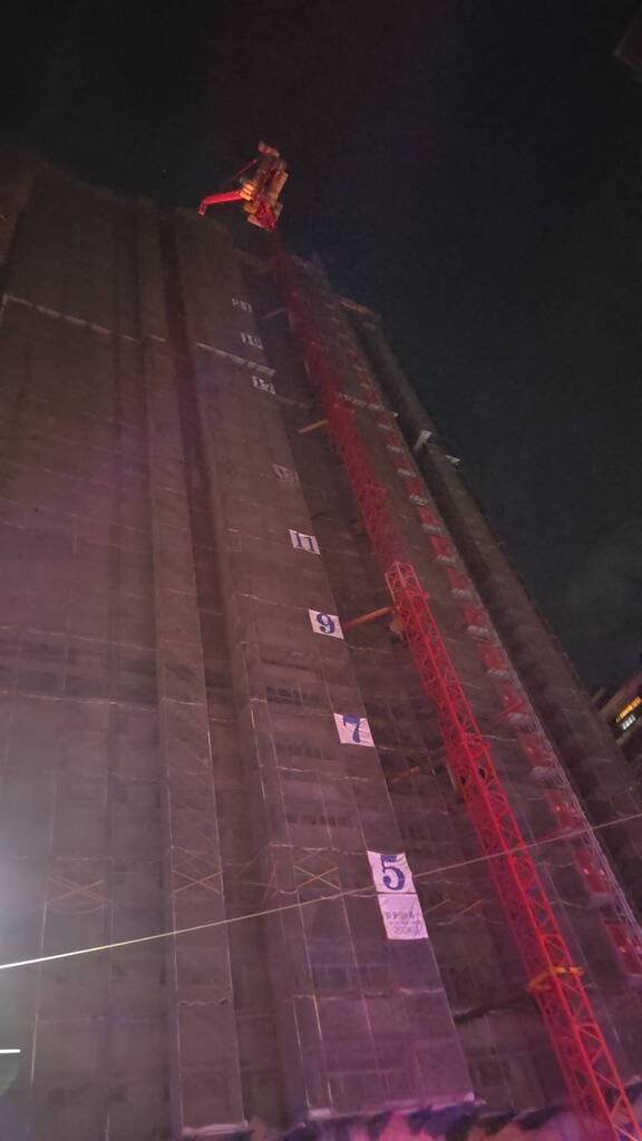 高雄市鼓山區華榮路一處興建中高樓工地23日凌晨發生火警，由於失火點位處26樓高，消防員只能徒步爬上樓在室內布好水線，再由消防車以高壓射水滅火，所幸未釀傷亡。（高雄市消防局提供）中央社記者洪學廣傳真　115年1月23日